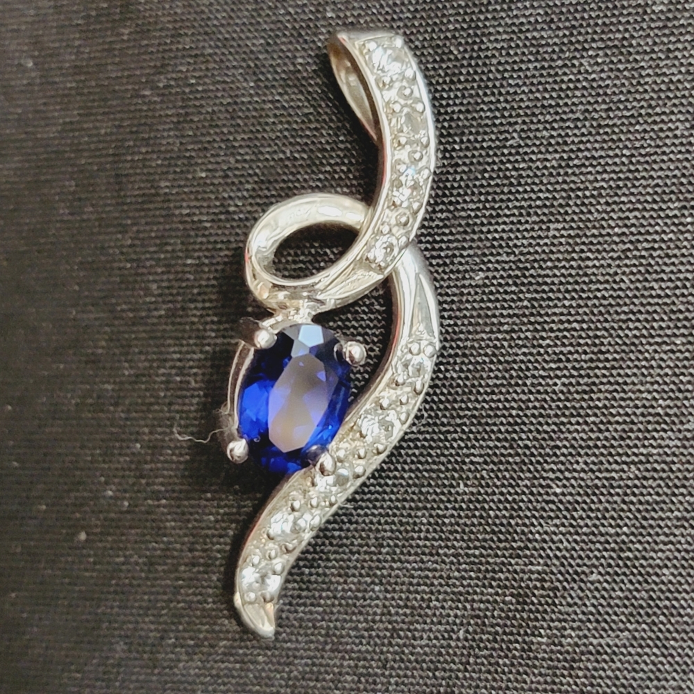 Blue Saphire diamond pendant
